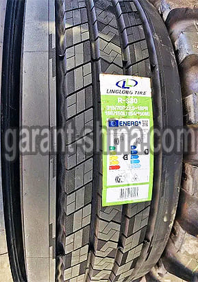 Ling Long R-S30 (рулевая) 315/70 R22.5 156/150L 18PR - Фото протектора с этикеткой вблизи